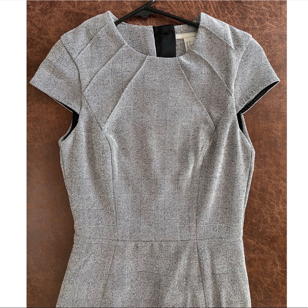 Fitted knee-length dress